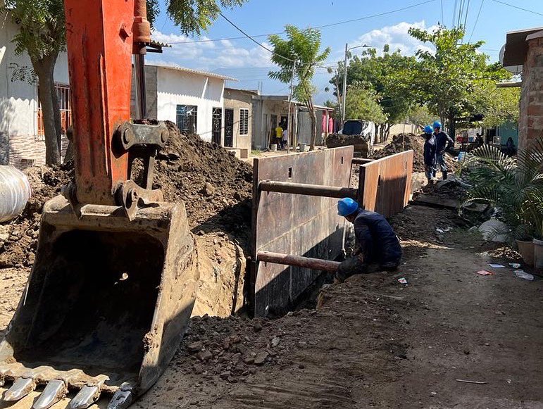 Nuestra gerente Angelly Criales, visitó el día de hoy, los frentes de instalación y avance de las tuberías del municipio💧. 
Con este proyecto, liderado por <a href="/Minvivienda/">Minvivienda</a>, se beneficiarán más de 110.000 habitantes, mejorando su calidad de vida y el consumo de agua potable.