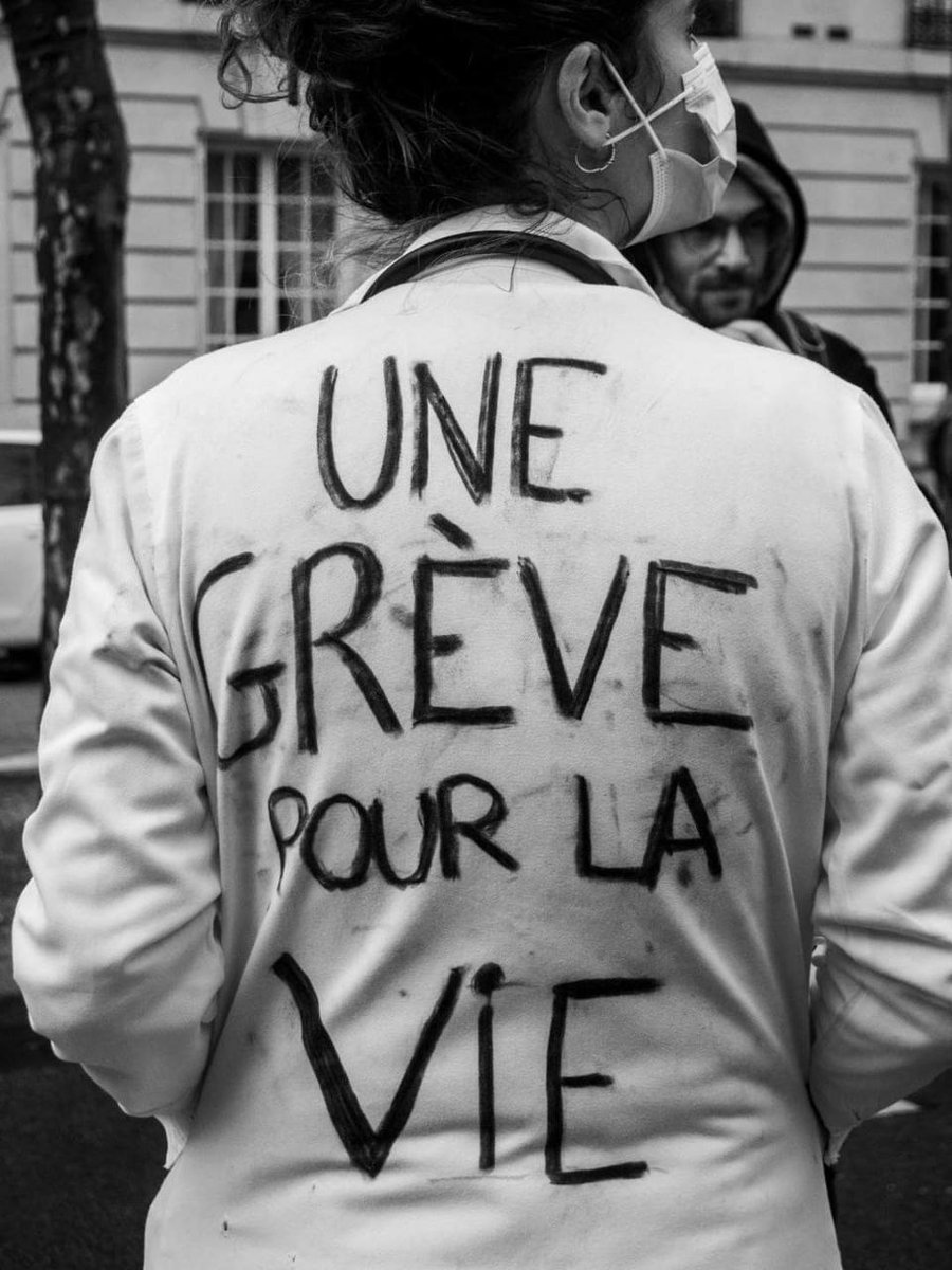 PrintempsCare's tweet photo. A demain dans la rue !!✊✊✊

"L’État nous promet une vie de travail à l’hôpital jusqu’à notre mort. Que l’on espère sur un lit, pas sur un brancard. " @InterUrg

#ReformeDesRetraites 
#GreveGenerale19Janvier 
#HostoKO 
#AuxPatientsMortsSurNosBrancards https://t.co/wIDpuzaRUw