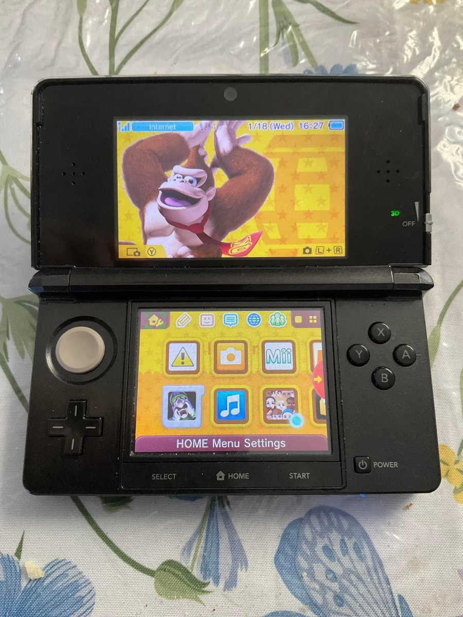 MichaelDaGaymer's tweet photo. I had no idea the 3DS has themes 😮 This is epic! Why am I just learning about this now? 2 months before the EShop shuts down 😂 Nintendo3DS #3DS #Nintendo #SuperMario #Mario #Link #Zelda #DonkeyKong #DK #AnimalCrossing #Isabelle #Gaming #Gamer #3DSConsole #VideoGameAddict #N3DS https://t.co/5moT7dW0aK