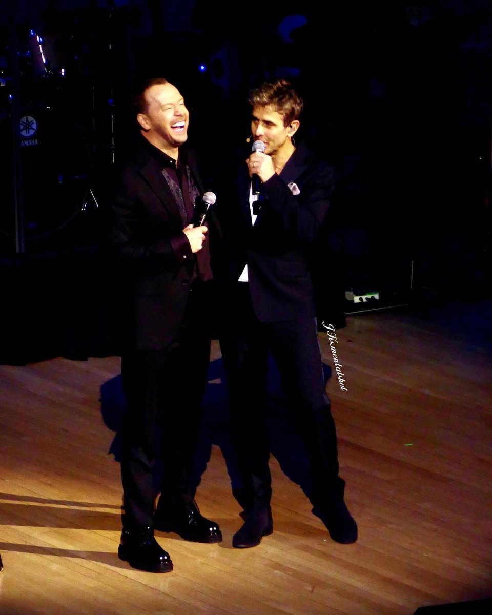 2 #Legends at #CarnegieHall. To hear them together, crooner style was  #Epic 🔥 Chills…. Memories for life. 
<a href="/DonnieWahlberg/">Donnie Wahlberg</a> <a href="/joeymcintyre/">Joey McIntyre</a> 
#JoeyMcIntyre #DonnieWahlberg #JoeyMcIntyreCarnegieHall #HappyBirthdayJoe #nkotb #Blockheads