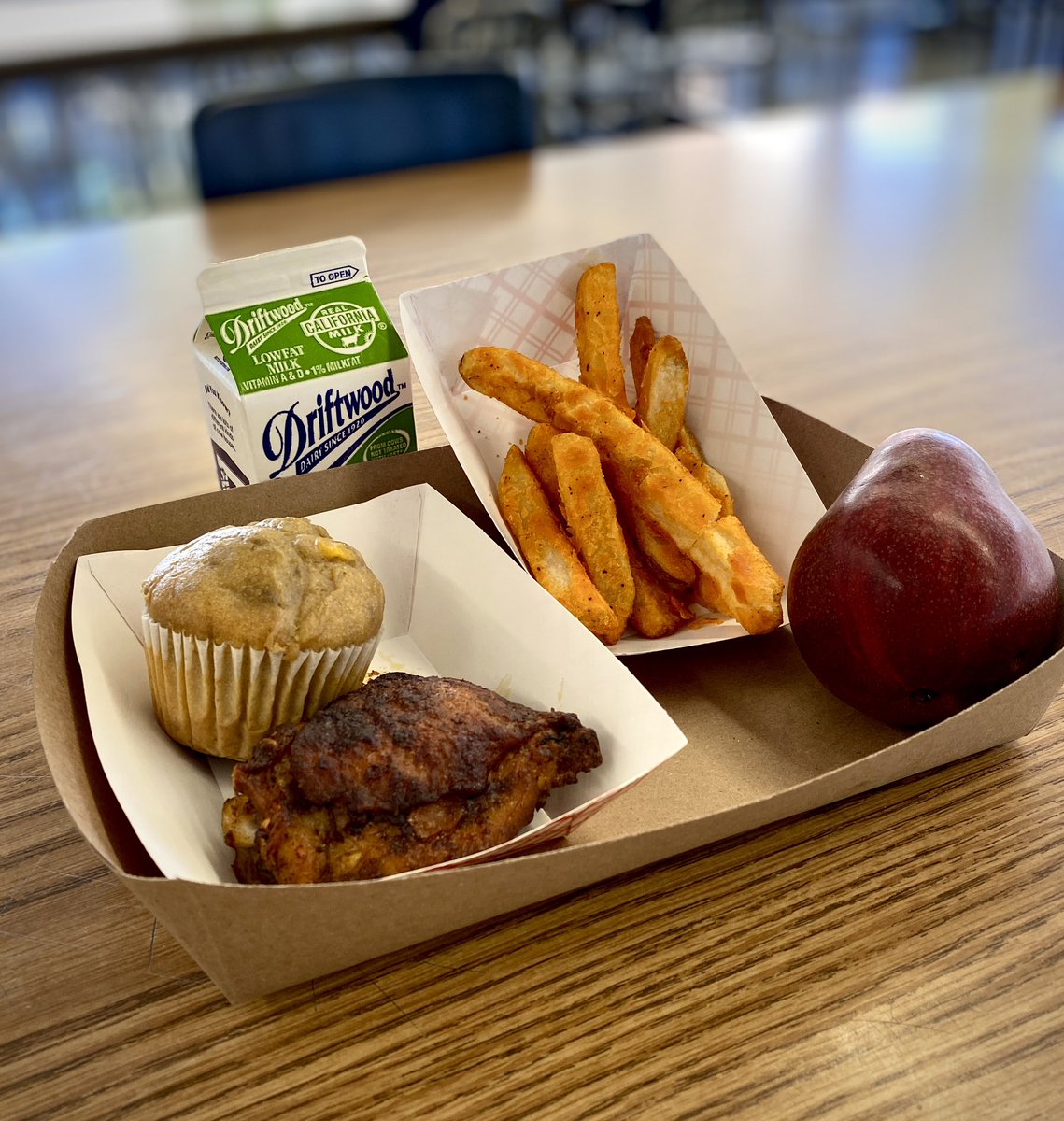 Mesquite Glazed Chicken, Cornbread, Thick Cut Fries, Fresh Pear and your choice of Milk 😋 Lunch is served! Check out YumYummi.com for more choices. #studentapproved4LAkids
#EveryoneEats
