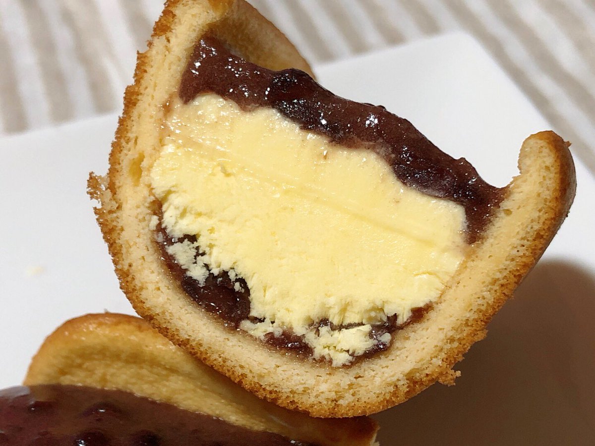 井村屋 あんバターサンドアイス。ファミリーマートで購入。生地はどら焼きに似て柔らかくふわふわ。バターアイスは香りはしっかりバター、食べると少しこってりしたコクのあるミルクアイスのようで、本物ほどの油脂感はなく食べやすい。口溶けまろやかなアイスと粒餡が甘くておいしかった。