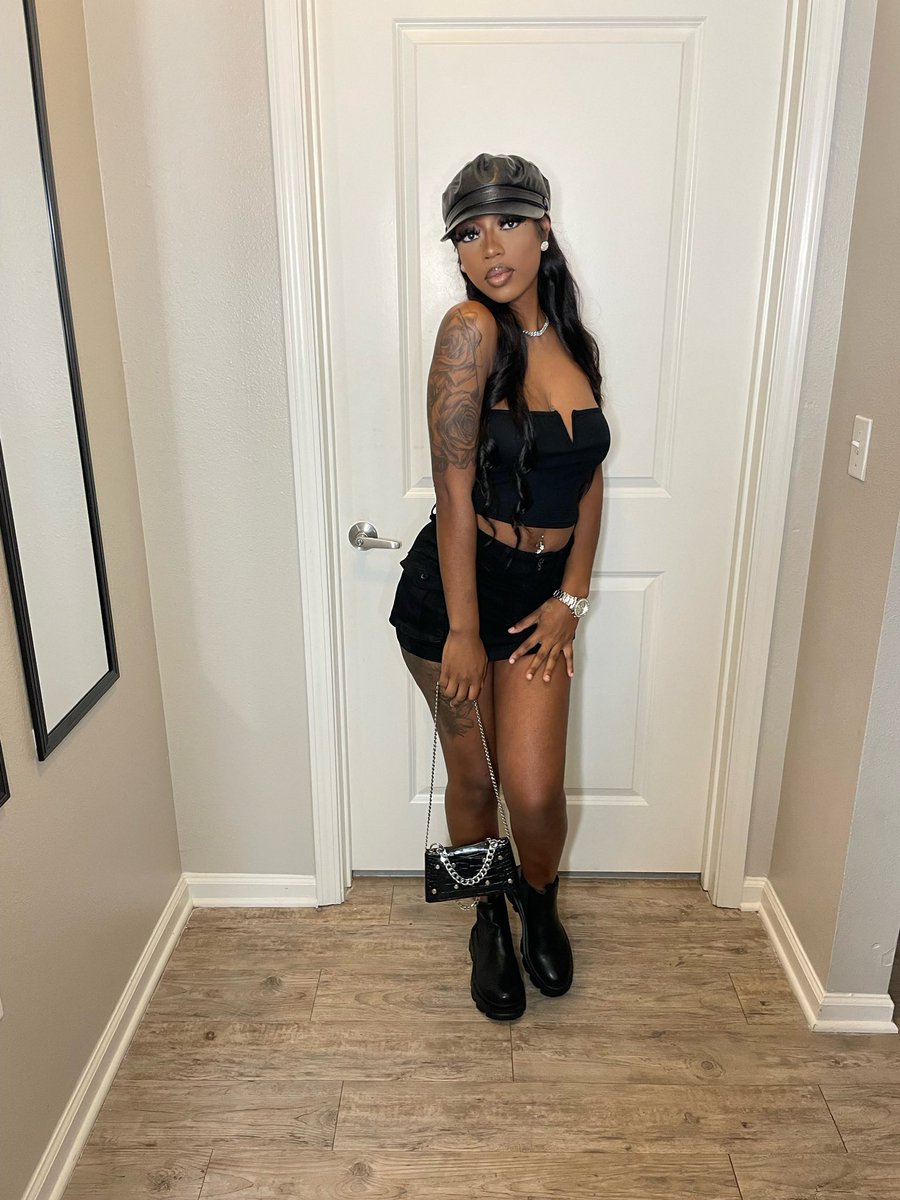 adoreeety's tweet photo. everything's better in black🖤 https://t.co/ABdhbRQ8PY