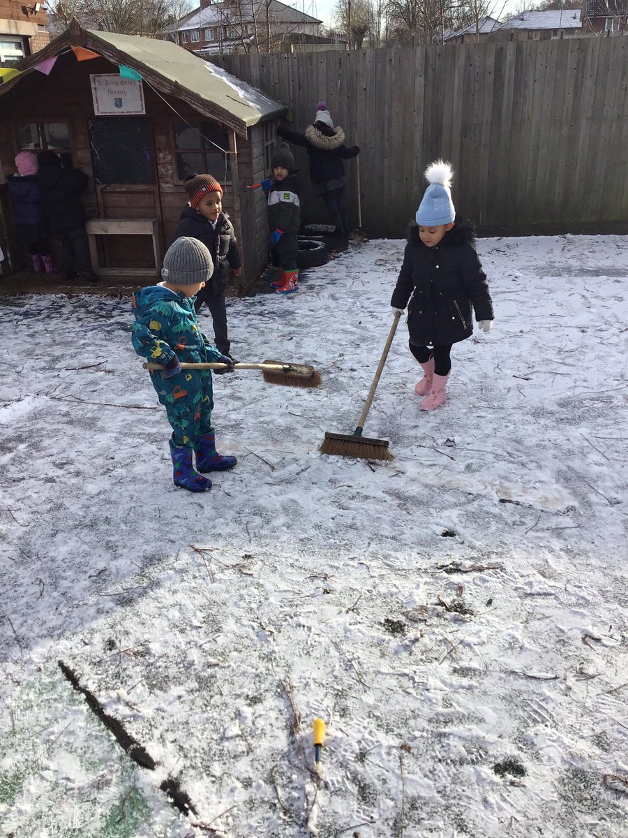 Nursery had so much fun exploring the snow this morning. We felt just like Peter in our story #TheSnowyDay. We made snow angels, tracks with our feet, mini snowballs and footprints. We could even see snow that had started to melt! What a great day ❄️🌨 #utw #stbernsscience