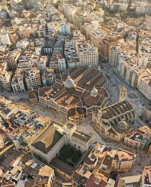 PassejantV's tweet photo. València, vista aèria actual. S'hi observen les places de Brujes i del Mercat, així com la Llotja dels Mecaders, el Mercat Central i l'església de S.Joan del Mercat. Arquitectura gòtica, barroca i modernista en un pam. https://t.co/5KifpetEr7