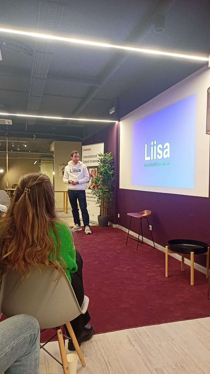 Pitching Liisa to get the word out about the best NFT analytics tool the space has seen 🚀

PS: How good does Liisa merch look on @bernardo_liisa? 👀

Huge thanks to <a href="/DemiumStartups/">Demium</a> for hosting!

#web3 #nftcommunity #startup