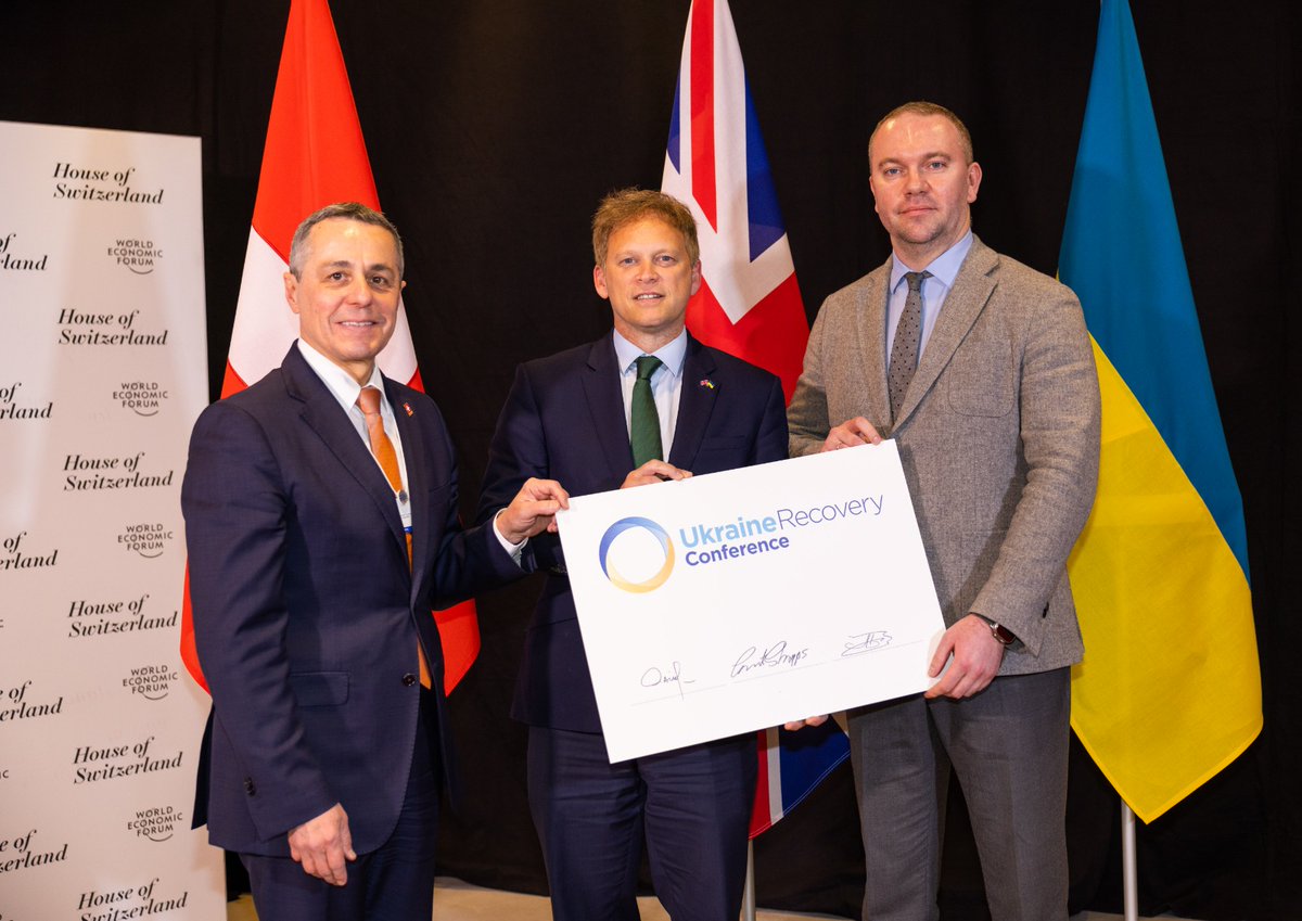 grantshapps's tweet photo. Our support for Ukraine goes beyond helping push Putin's army out - we must help them raise the finance needed to clear up the aftermath.

My privilege in #Davos today to mark the handover of the Ukraine Recovery Conference. We will rise to the challenge!

https://t.co/qQEsZqEFTv https://t.co/ylNt7BhFWX