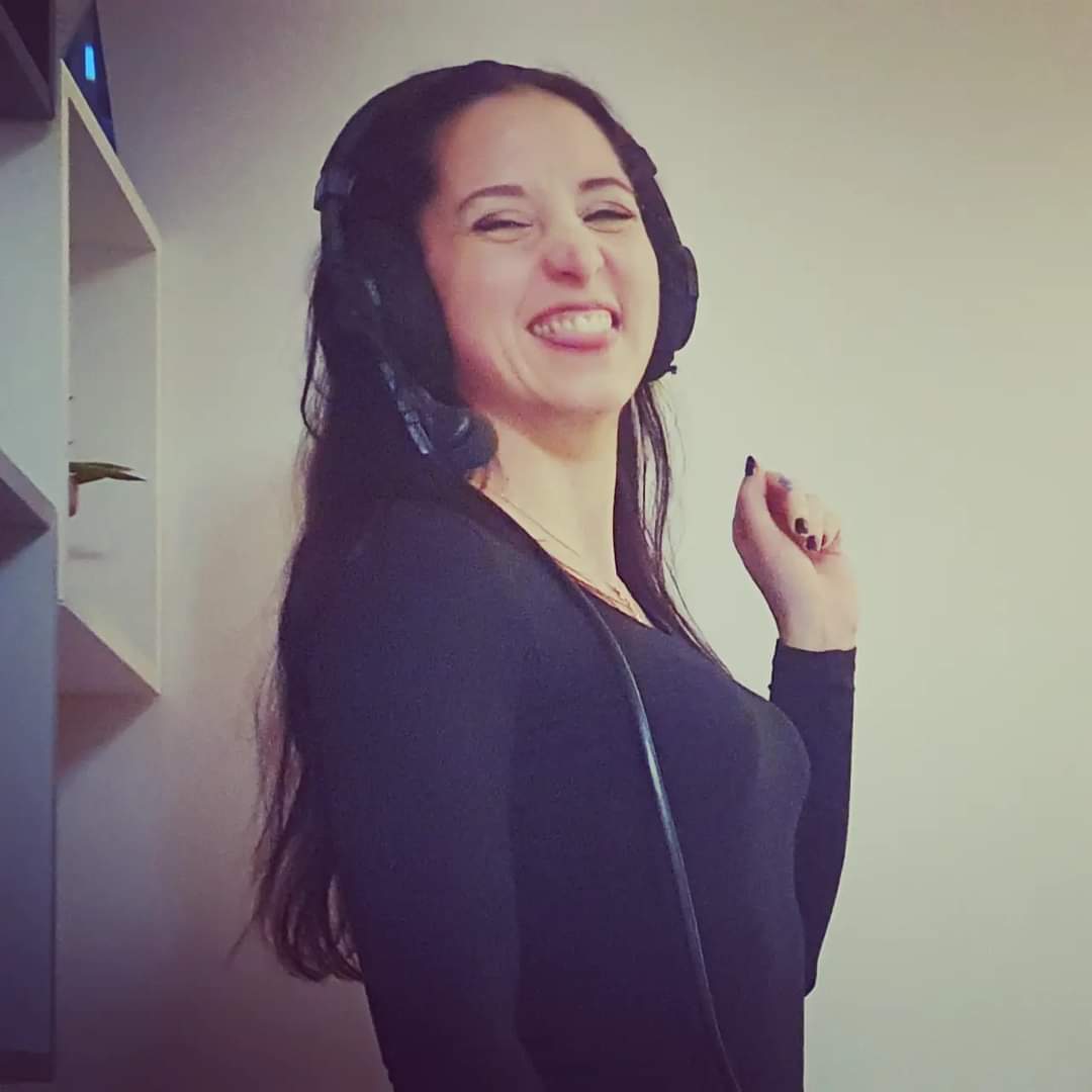 EvePardi's tweet image. Do you remember that box from #linkedin? It contained a headset which I used to record my first #linkedinlearning course.

I cant wait to show my course to you!! 🎬

#linkedinlearninginstructor #exhaustedbuthappy #neverstoplearning #MVPBuzz @LinkedIn @MVPAward @msdev_dk