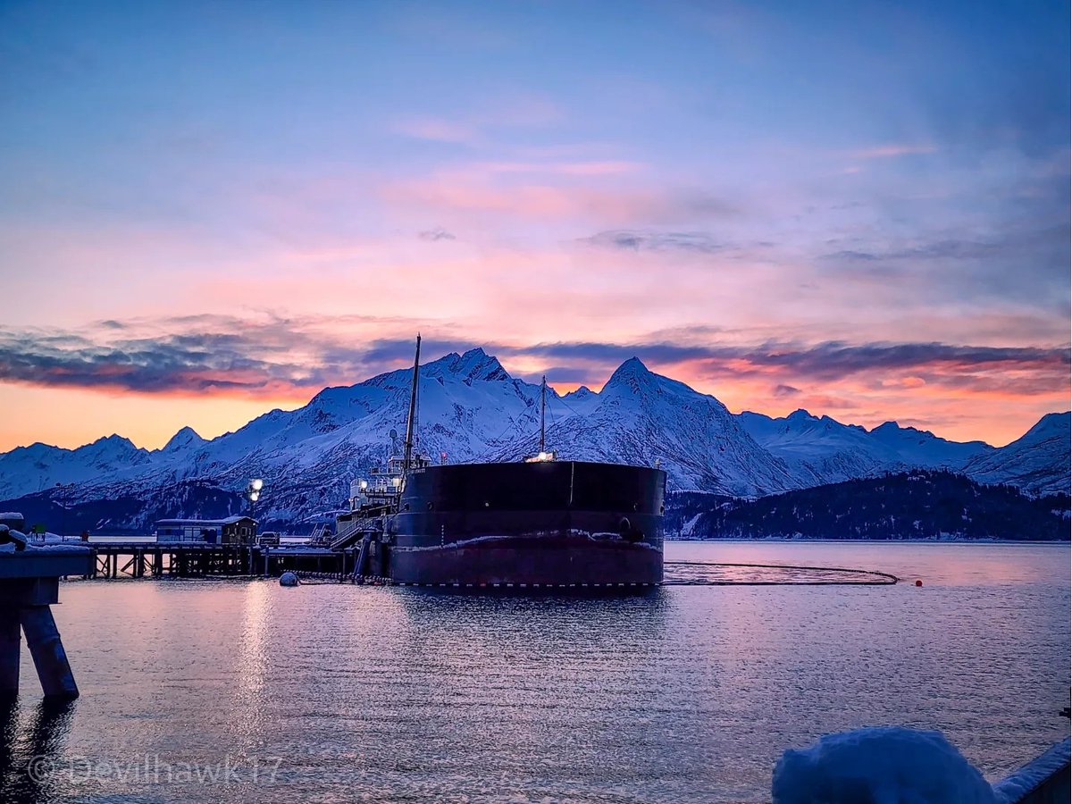 Devilhawk17's tweet photo. Enjoying the office views today... #QARlife #Valdez #Alaska #Liquidfreedom #sunrise https://t.co/ZLSWsxQts0