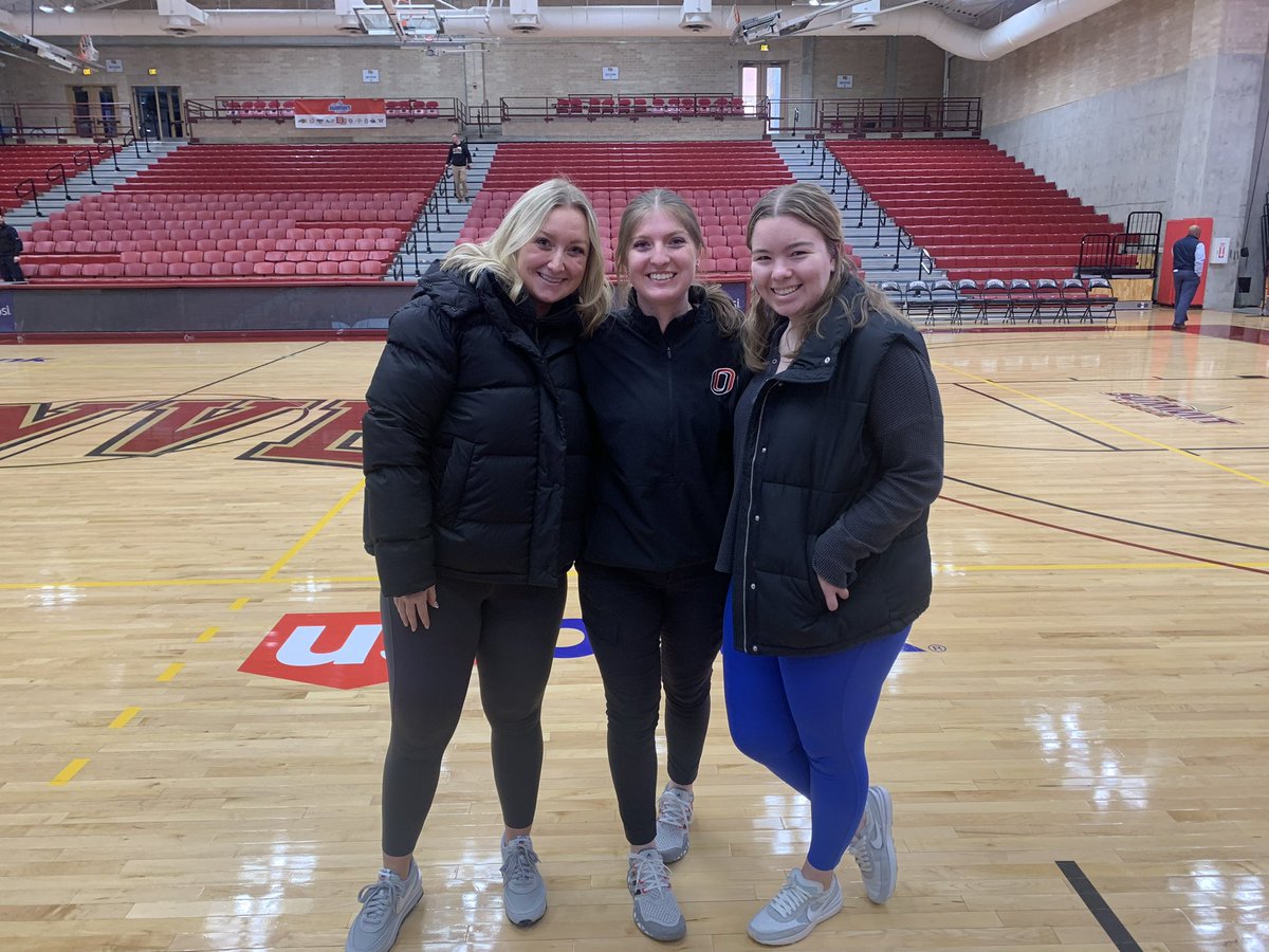 thezoegasell's tweet image. The best way to end a long weekend!! 

So good to see Coach @megan_black33 in action with the @OmahaWBB squad. The #IALFam is a special thing 💜

@uw_ial
