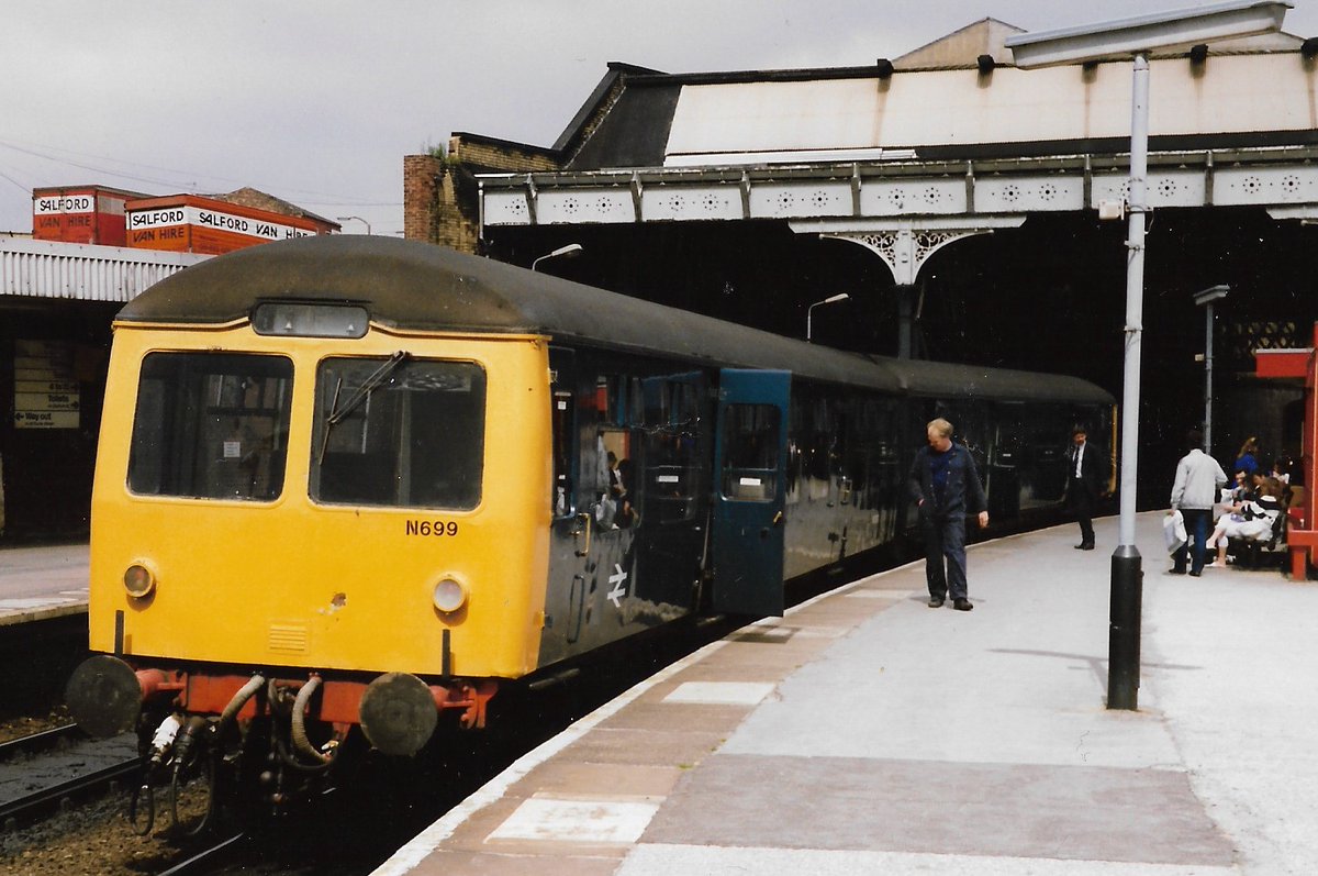 SalopianLyne's tweet photo. Manchester Victoria 11th June 1988
The lesser seen Cravens end of the Mobile Museum!
Newton Heath's set N699 - Class 105 53812 + Class 100 53355 just arrived with the 14:14 from Kirkby
Nearly preserved, but wasn't ๐ข
#Manchester #BritishRail #DMU #trainspotting #Class105 ๐ค https://t.co/L2pFRlJl08