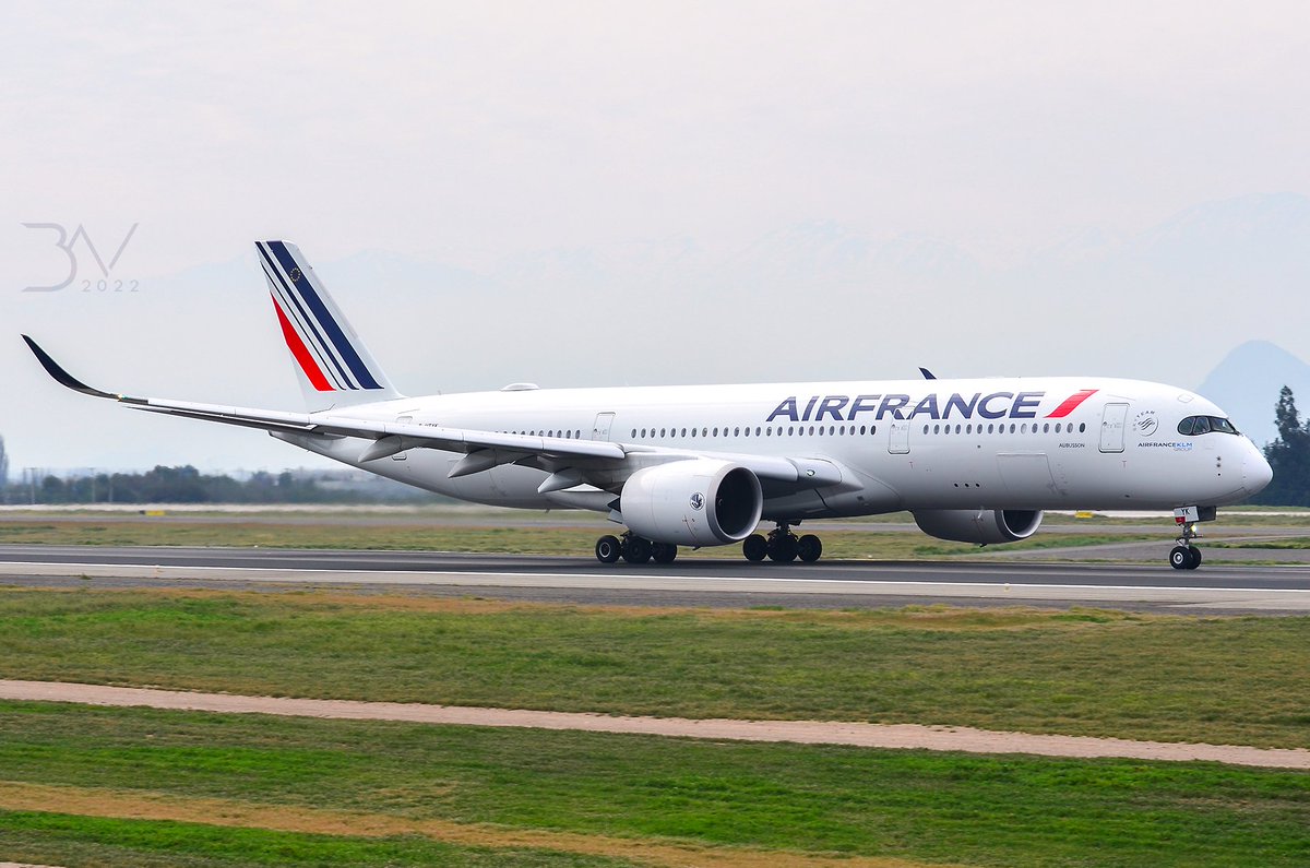 beckeraviation's tweet photo. Airbus A350-941
Air France
F-HTYK "Aubusson"
Santiago de Chile (SCL/SCEL)
19/09/2022
#spotterschile #A359 #FHTYK https://t.co/qhPvSfQabA