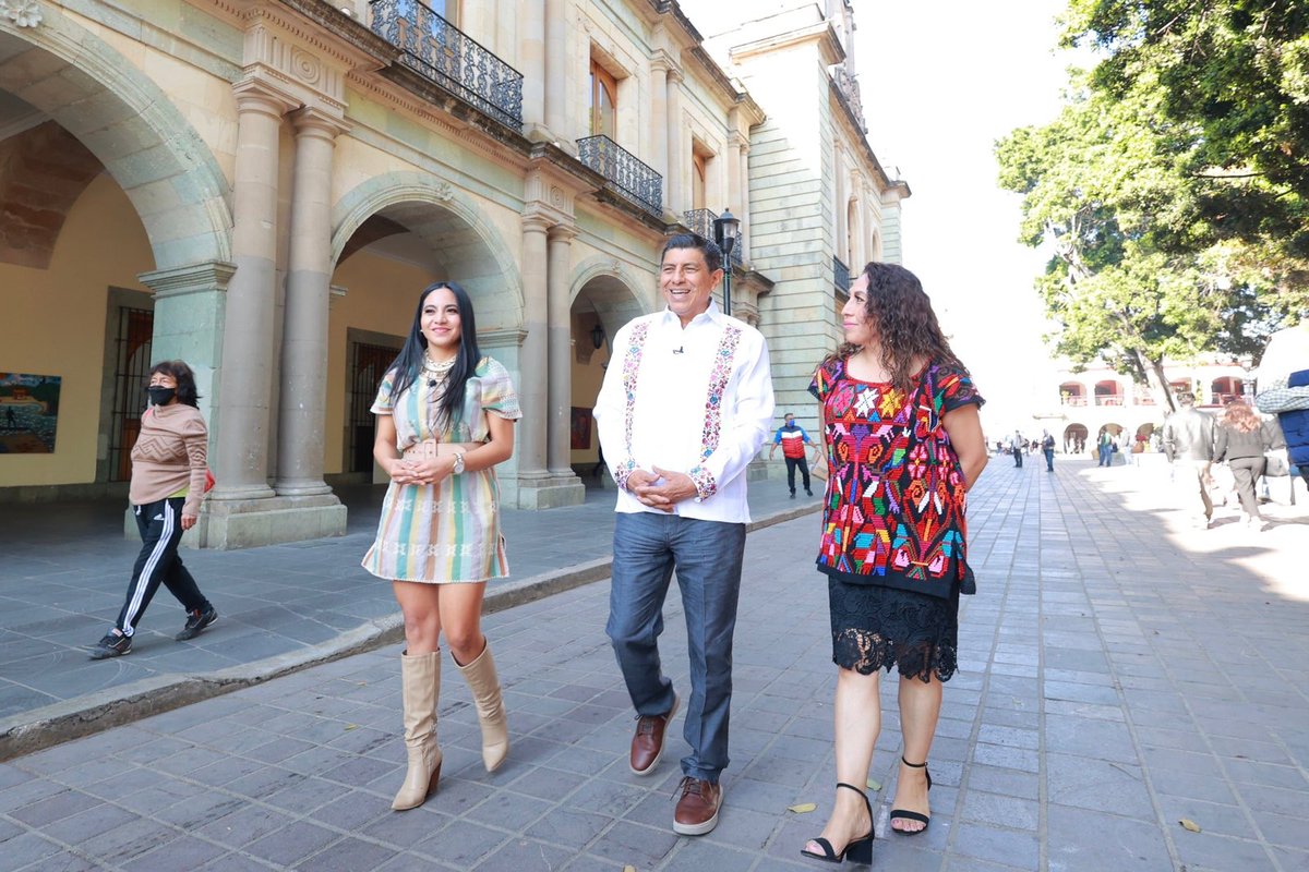 salomonj's tweet photo. Hoy nos reunimos con Emilia Pablo, periodista de @Univision, con quien hablamos del impacto positivo de la recuperación del Zócalo y los portales de Palacio, además de recorrerlos, conversamos sobre los logros y proyectos de la #PrimaveraOaxaqueña. https://t.co/5UPfM6YWK1