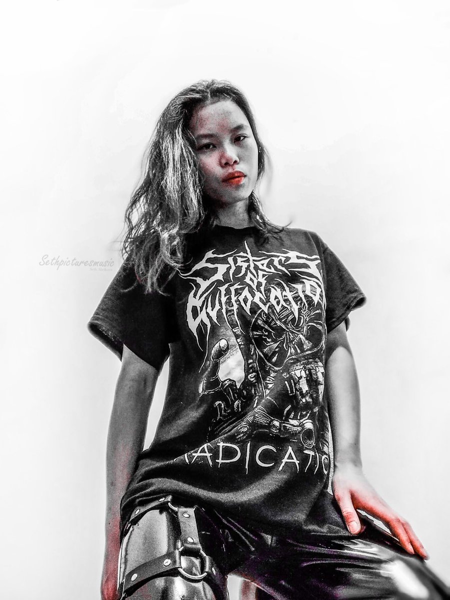#SistersofSuffocation their new videoclip is out now, check it out 😀

🔗 youtu.be/GRiesBBwOyo

#sethabrikoos #sethpicturesmusic #metalgirl #metal #deathmetal #bandmerch #algirl #asiangirl #femalefronted #metalband #bandshirt #merch #rotterdam #nederland #dutchmetal 

🤘✌️