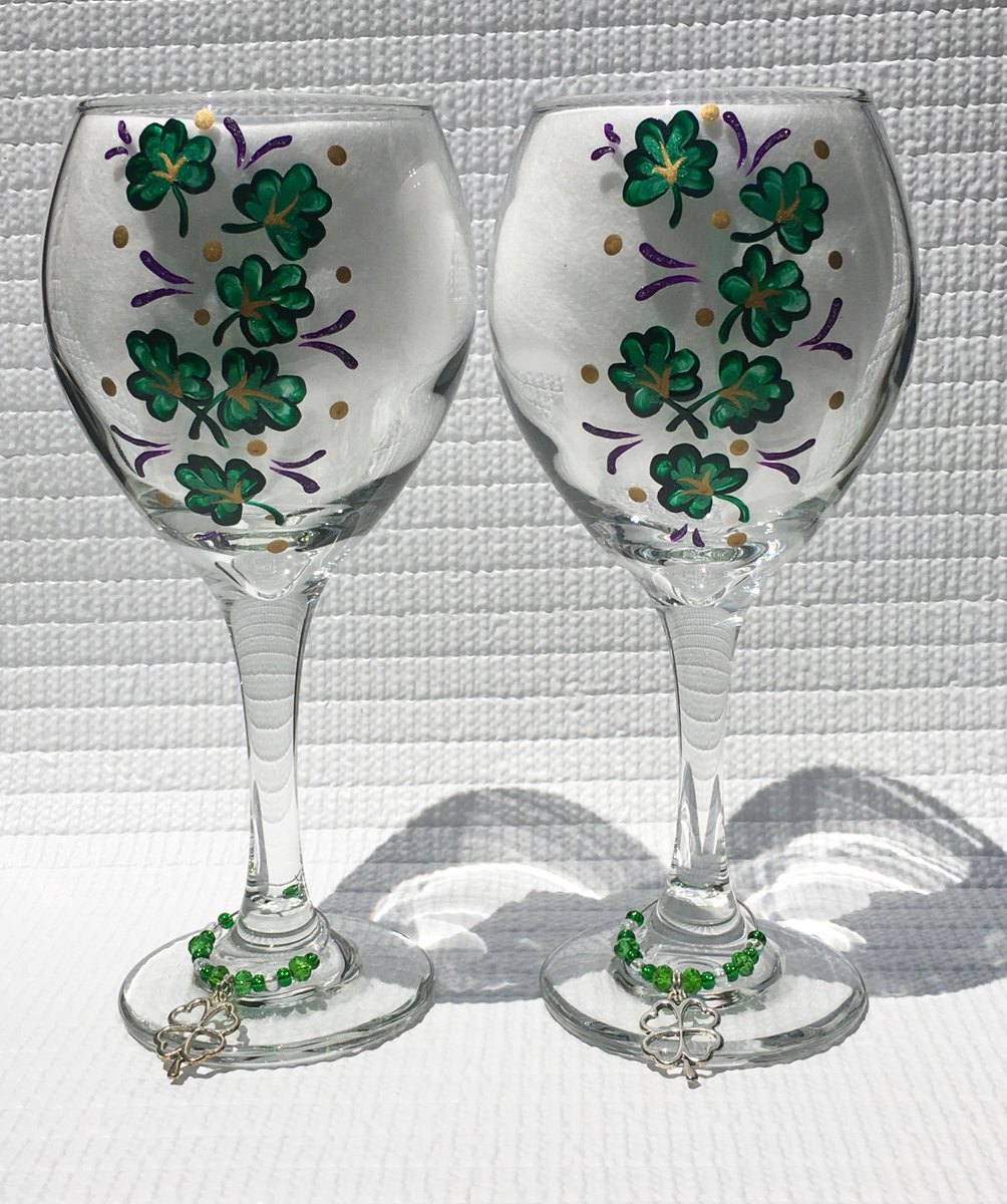 etsy.com/listing/769777… #shamrocks #StPatricksDay #irishglasses #TMTinsta #irishgifts #shamrockglasses #wineglasscharms