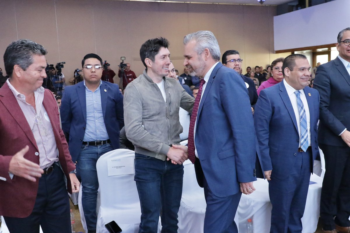 El gobernador <a href="/ARBedolla/">Alfredo Ramírez Bedolla</a> asistió a la presentación del Parque Industrial Eleva Park, un proyecto diseñado para que en 10 o 15 años, Michoacán sea parte de la cadena del gran Bajío y marque una pauta de crecimiento industrial con mano de obra certificada. #HonestidadyTrabajo