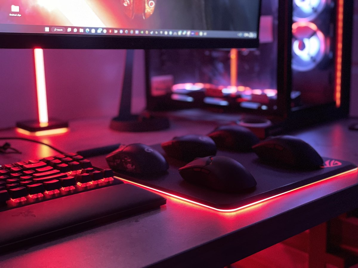 KBG_Garrett900's tweet photo. It took me 5 gaming mice to find my Endgame champion mouse. The RAZER DEATHADDER V3. 🔥🔥🔥
#RazerDeathadderV3 #RazerViperV2 #LogitechGProXsuperlight #LogitechGpro #LogitechG303Shroud https://t.co/KIsbr8G2al