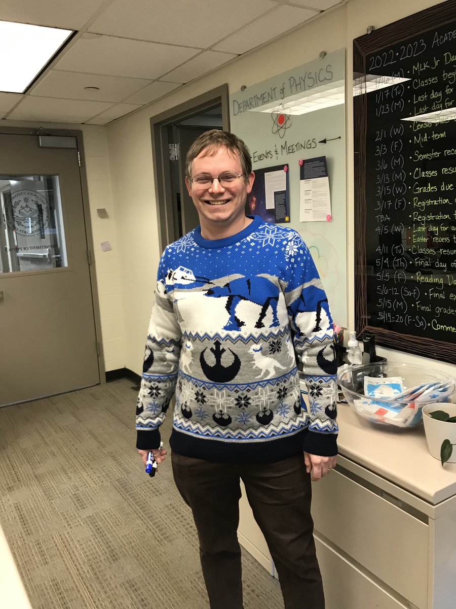 This guy looks like he’s ready to teach #GeneralRelativity. 

Thanks to my wife for the sweater! 😍
