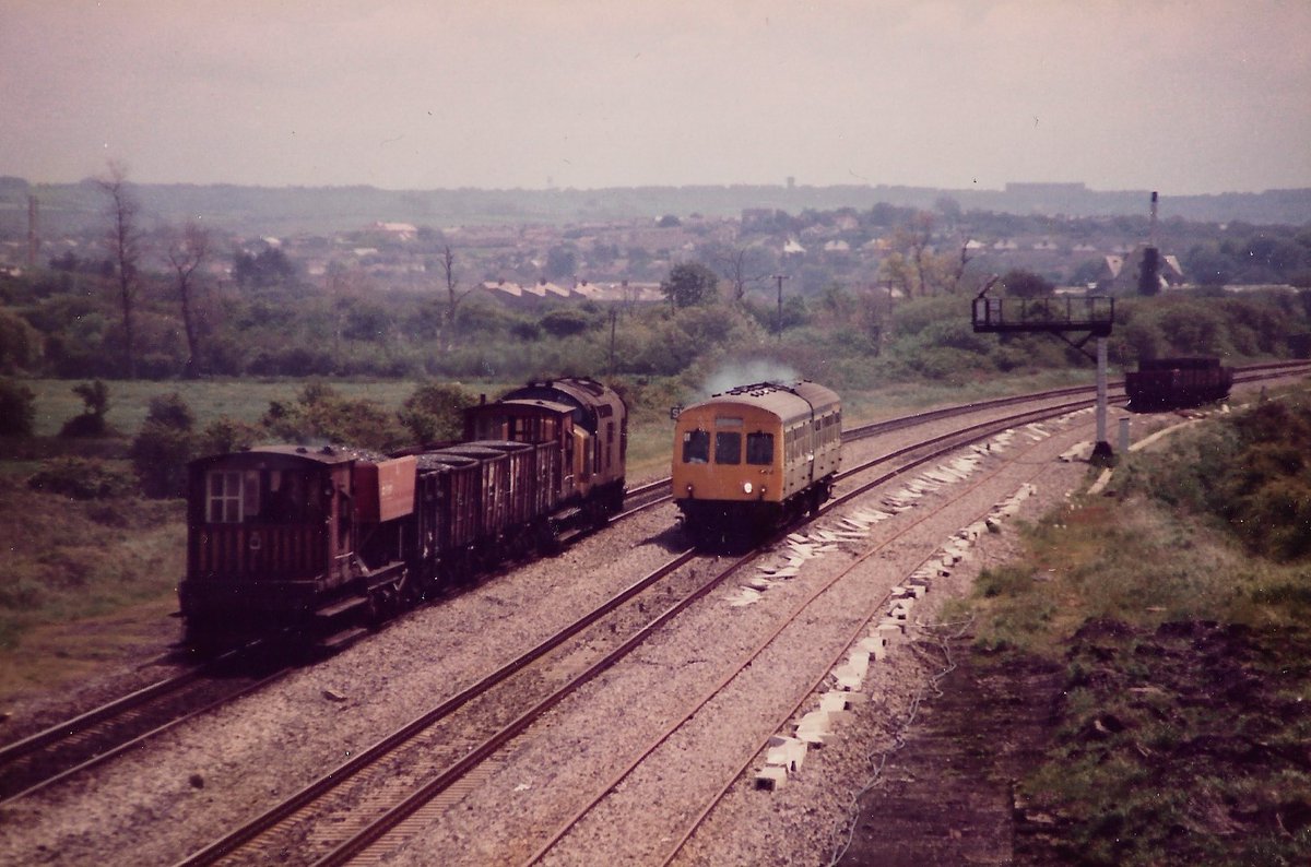 Llandeilo Junction 30th May 1986
Class 101 Met-Cammell DMU set C808 - 51519+51801 passes Class 37 diesel loco 37308 hauling a short mixed coal working - 2 Brake Vans sandwiching a HEA Hopper, 1 MDV & 4 MDO 21 Ton mineral wagons
#BritishRail #SouthWales #Class37 #trainspotting 🤓