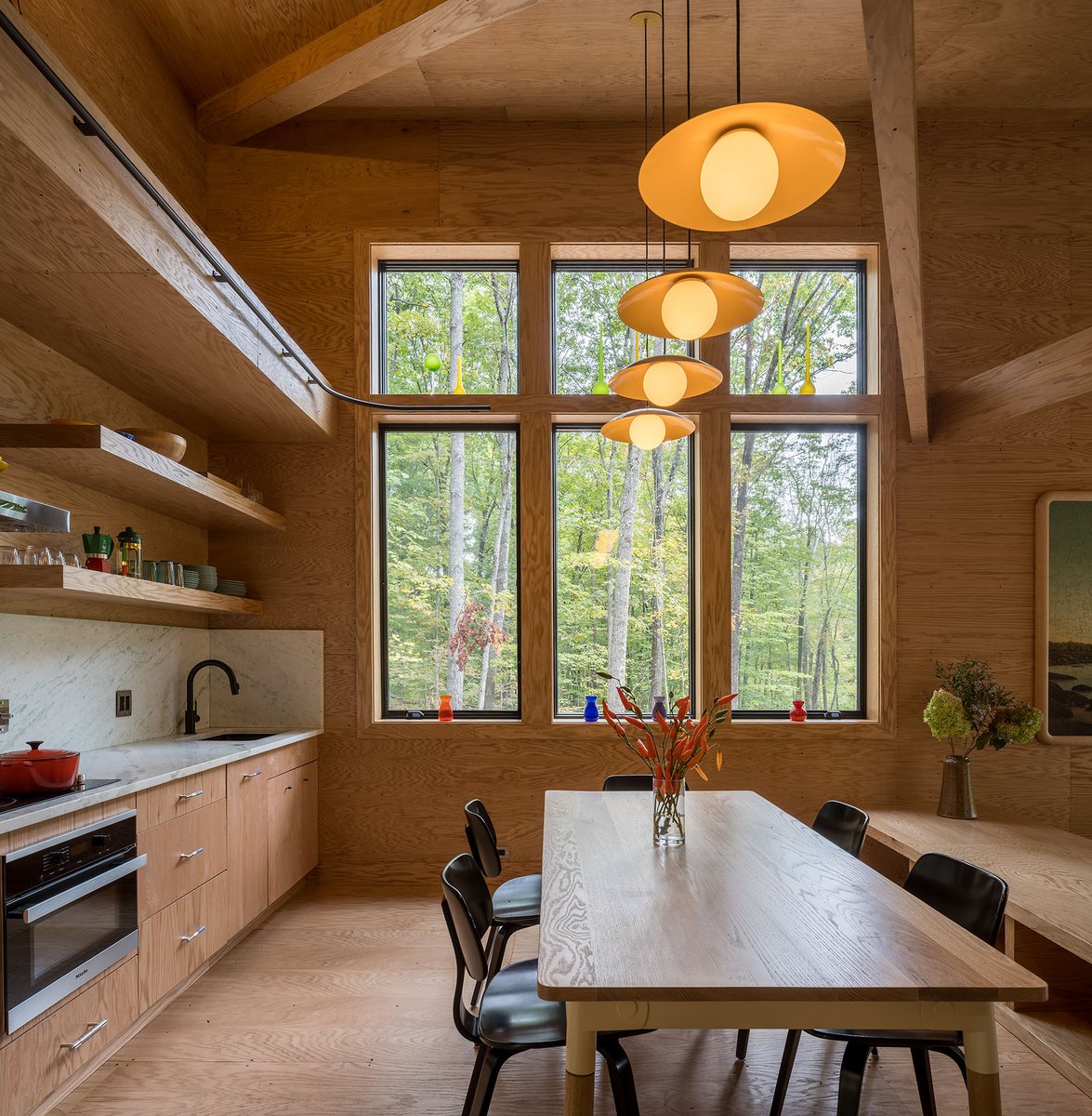 ScalarArch's tweet image. Interior view of Forest Retreat 🌿🏡 - exposed wood sheathing reinforced our sustainable design and provides warmth - the interior adapts to the topography

Photography by Miguel De Guzman 

#scalararchitecture #architecture #exterior #cabin #sustainability #retreat