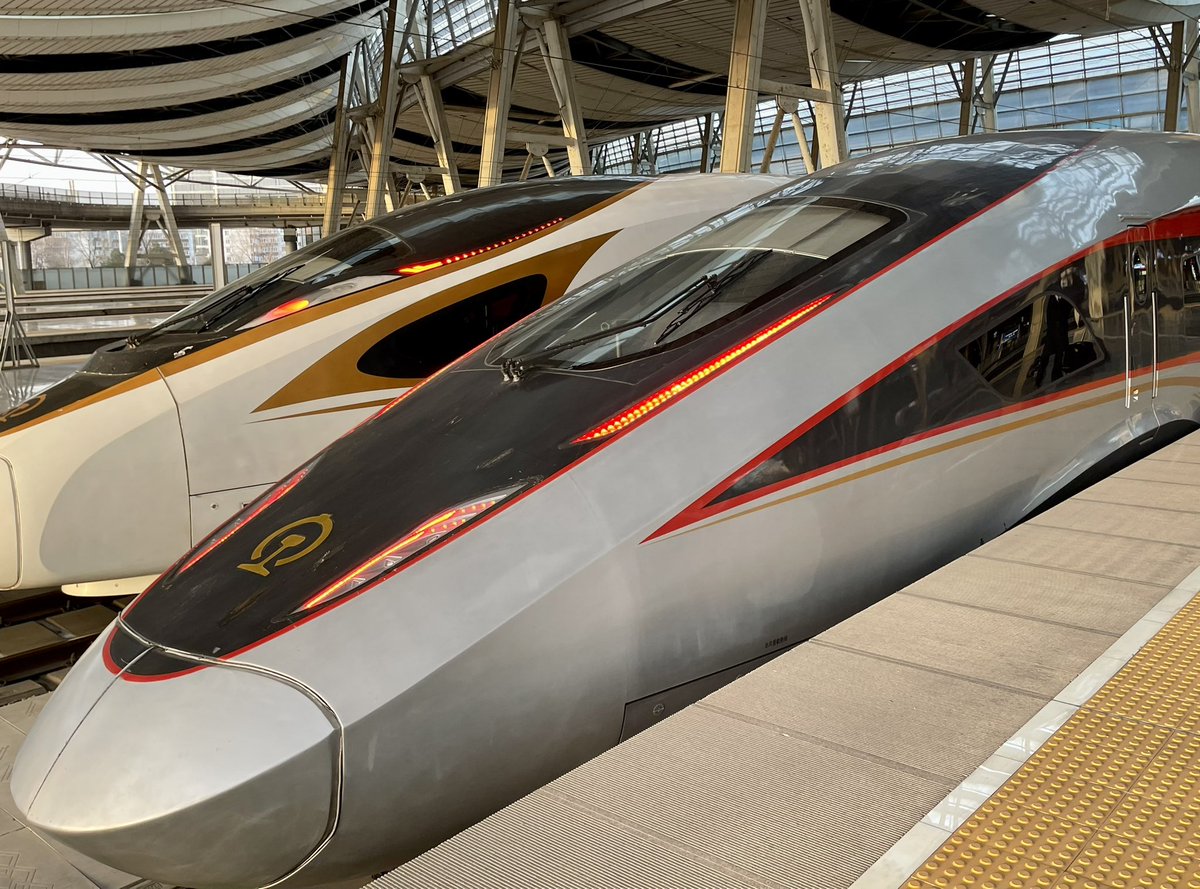 ssebb's tweet photo. Ce soir en prenant le train rapide Pekin Shanghai, j’ai une pensée émue pour les cheminots qui font grève. Ponctualité, insonorisation, service… L’élève chinois a maintenant dépassé le maître japonais Shinkansen et depuis longtemps notre ex-fleuron TGV. 🚅 #sncf #greve #train https://t.co/hURUifmzqr