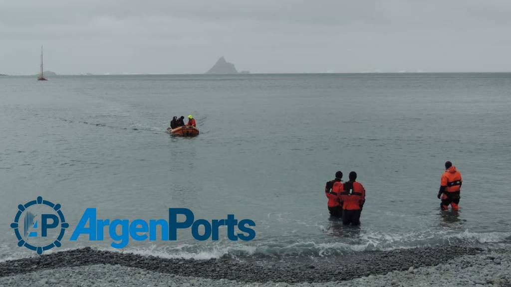 ArgenPorts's tweet photo. Brindan asistencia médica a deportistas que intentaban cruzar a remo el Pasaje de Drake https://t.co/BUv2hDheph 
#rescate #antártida #baseOrcadas https://t.co/2f2eeS6NeH