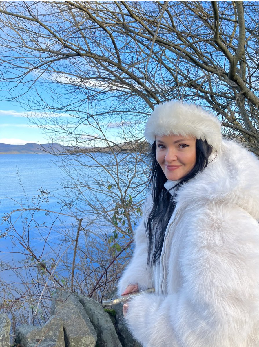 Scotland, you beaut!!! Back seeing my family and getting a healthy dose of the freshest air in the world! 🏴󠁧󠁢󠁳󠁣󠁴󠁿🥰❤️🥹
#scotland #scottish #family #lochlomond #view #travel #nature #singer #scottishsinger #music