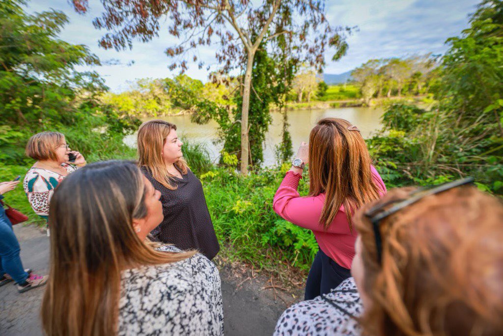 Junto a la alcaldesa <a href="/LORNNASOTO/">LORNNA J SOTO</a>, los representantes <a href="/WandaDistrito38/">Wanda Del Valle</a> y <a href="/QuiquitoMelende/">José Enrique Meléndez</a>, <a href="/femaregion2/">FEMA Region 2</a> y <a href="/Cor3pr/">COR3</a> inspeccionamos los daños de la carretera que conecta Canóvanas con Loíza.