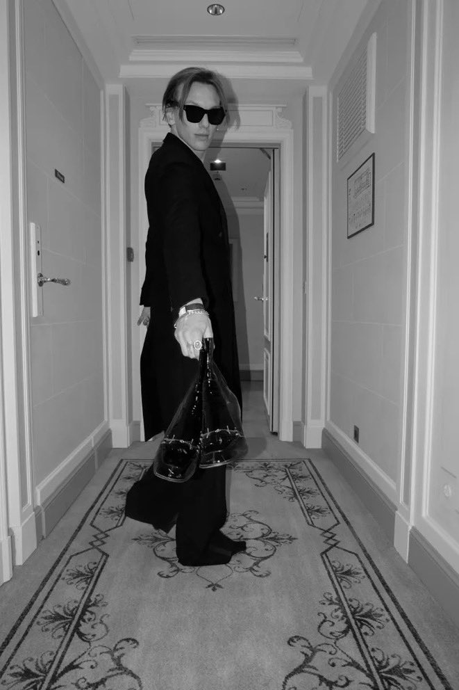 JamieOotd's tweet photo. Nobody freak out, it’s just Jamie and Vogue. IT’S JAMIE AND VOGUE OH MY GOD https://t.co/qDIDNCU4ZE