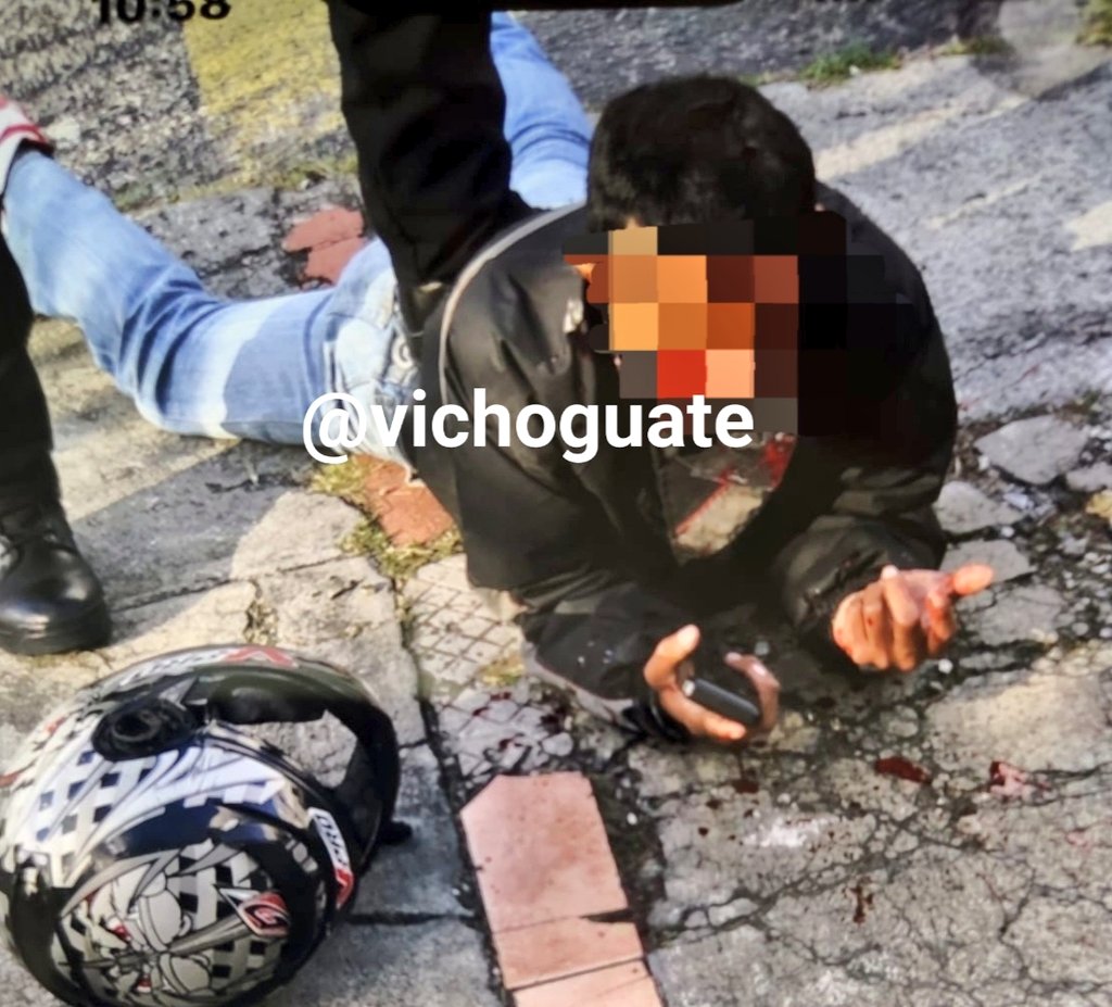 vichoguate's tweet photo. Y para completar la información:

El que manejaba la motocicleta huyó, dejando a su cómplice abandonado.

Y este, a pesar de portar casco, quedó sangrando del rostro. https://t.co/rCB3BjD1lr