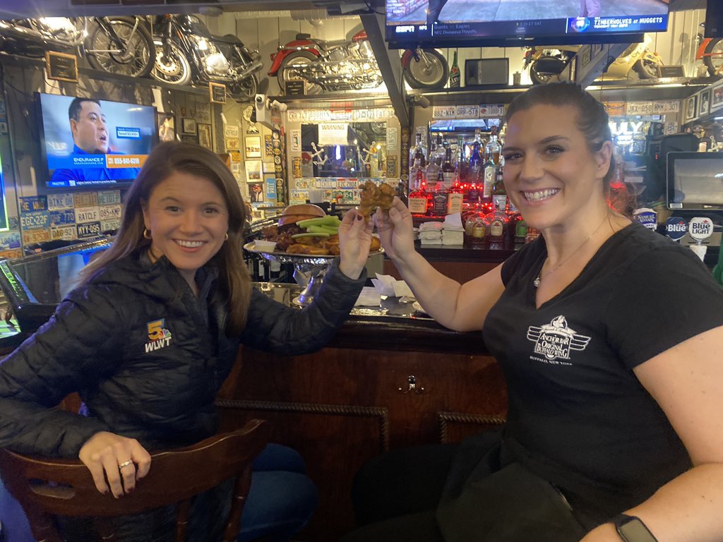 Meredith_Stutz's tweet photo. Just ate at Anchor Bar…home of THE ORIGINAL BUFFALO CHICKEN WING!!  Live report next on @wlwt. https://t.co/wKAMCQsfJL