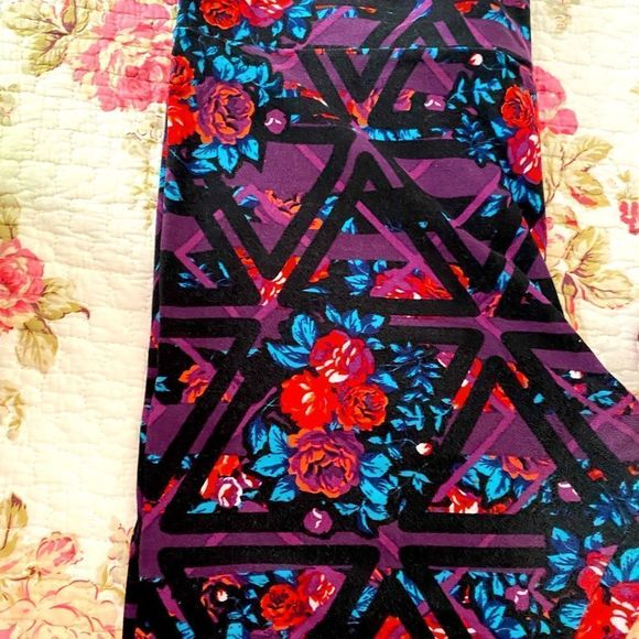 bellissima_beau's tweet photo. So good I had to share! Check out all the items I'm loving on @Poshmarkapp #poshmark #fashion #style #shopmycloset #bananarepublic #lularoe #aritzia: https://t.co/JwldB0tGxN https://t.co/TkTGkiimnc
