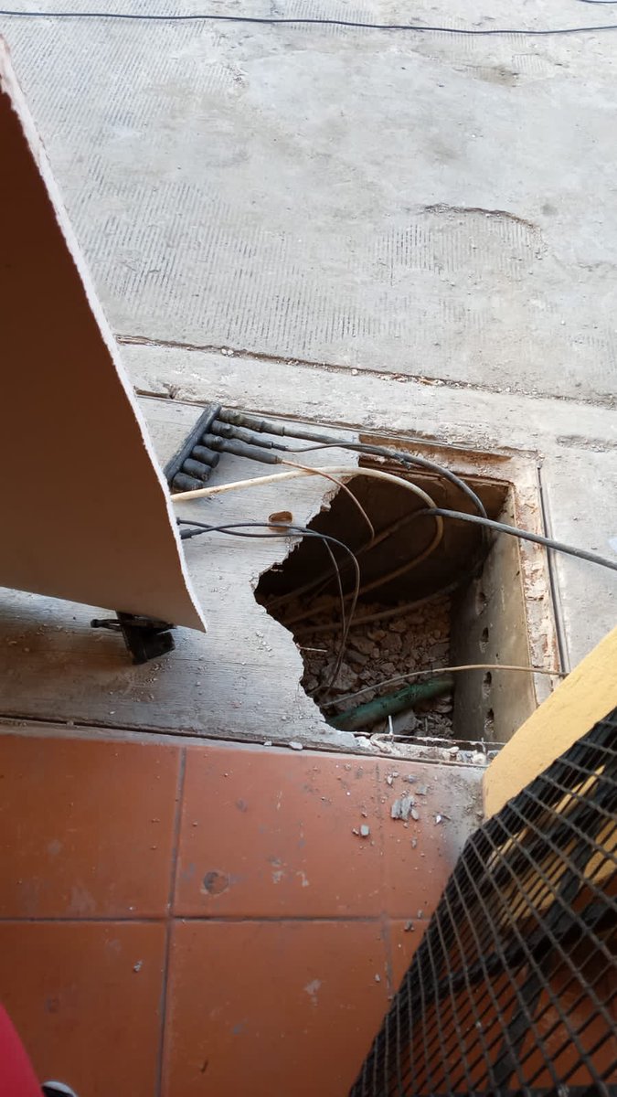 AldeDRecio's tweet photo. @CFEmx  he mandado correos para que vengan a tapar el registro que rompieron en la entrada de mi casa y no he recibido respuesta. Tengo hijos que pueden caer en ese hoyo al entrar a casa al igual que cualquier persona qué pasa por banqueta! https://t.co/GHWxYHKzSb