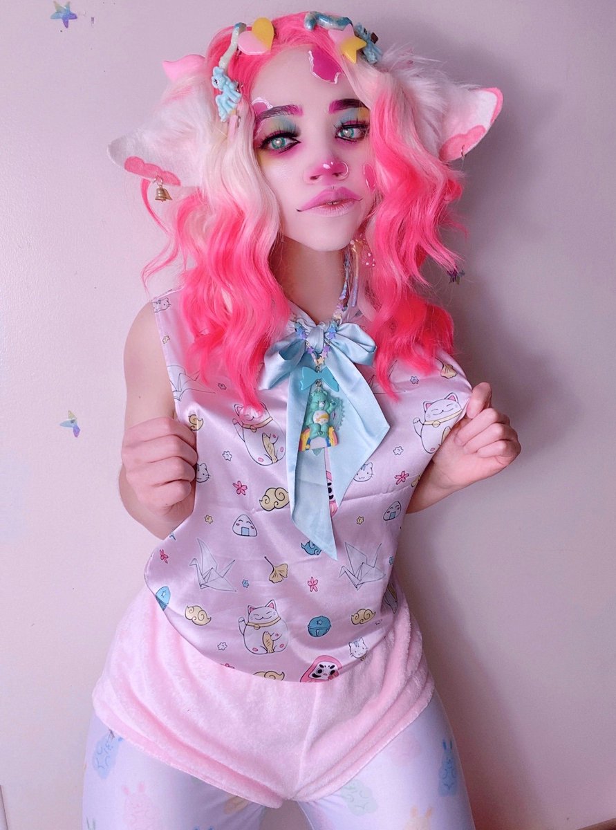 DecklynnM00's tweet photo. Moo ๐ #pastel #pastelgoth #decklynnmoo #decklynncastle #decklynn #artist #strawberry #milkshaker #pastelclothing #thic #idk #idc #makeup #cosplay #makeupart #contacts https://t.co/Mhn4qDR0Fs