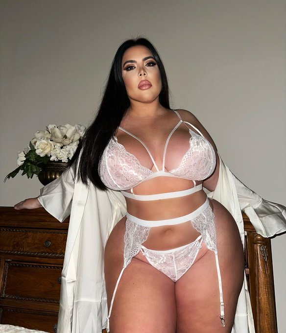 Angel 😇 😉https://t.co/bOWeqJwfzE https://t.co/n1oS4mFq5D