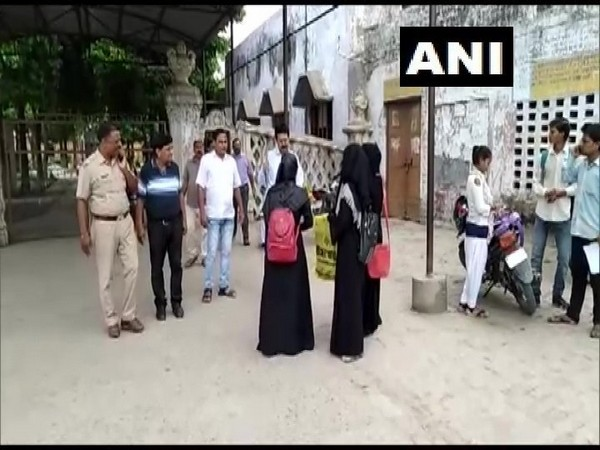 ani_digital's tweet photo. UP: Girls denied entry to Moradabad college for wearing burqa; professors say 'uniform implemented'
Read @ANI Story | https://t.co/mP4AH0f8Xs
#UttarPradesh #MORADABAD #burqa #uniformcode https://t.co/SxhSAYAjUS