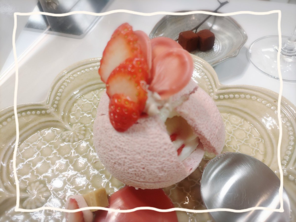 shinoboochan's tweet photo. ドブレカー 熊本満載だった。
お皿もカワイイし、生チョコに黒文字そえてるのおしゃれ。
隣の方がオーダーしたバナナのも横でシェフの説明聞いてたらたべたくなったー。
#サロンデュショコラ
#サロショ
#doblek
#ドブレカー https://t.co/LZva8uoIio