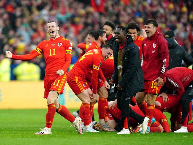 VSportsTM's tweet photo. Gales 🏴󠁧󠁢󠁷󠁬󠁳󠁿 anunció la igualdad salarial 💶 en sus selecciones ⚽️. El equipo masculino aceptó un recorte del 25% para permitir un aumento del 25% en sus pares femeninas. El nuevo convenio tendrá vigencia hasta 2027. https://t.co/tpsNomjQiF