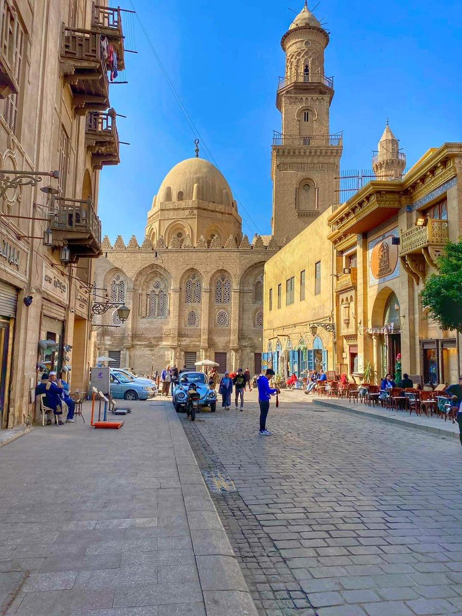 شارع (((( المعز لدين الله الفاطمى))))
شارع المعز كبير جدا
 (تخيل كده انه 1000 متر تقريبا)
 بيبدأ من...