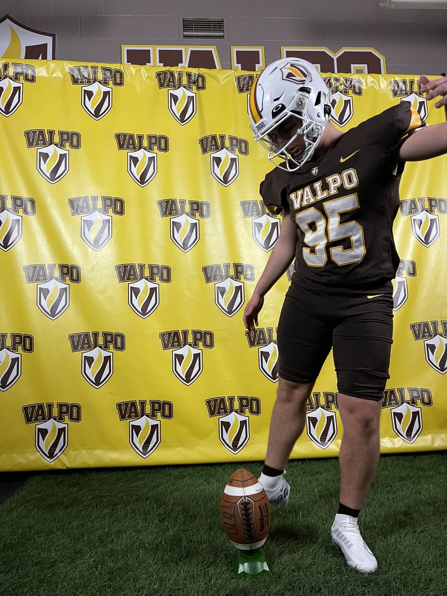 After a great visit, I am blessed to receive a division 1 offer to Valparaiso! Thank you so much @CoachLFox @CoachBDoc @CoachLutgens. @valpoufootball @Chris_Sailer @CoachGantz #GWK