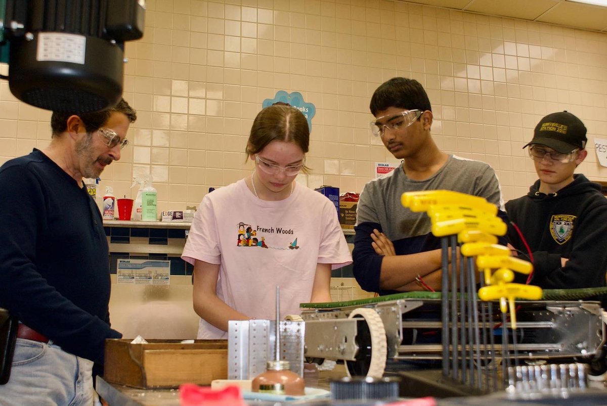 frobotics4150's tweet image. This Week at FRobotics🤖!! We started to design and build our robot🎉! #chargedup #morethanrobots #omgrobots @FIRSTweets @FRCTeams @FRSDPanthers