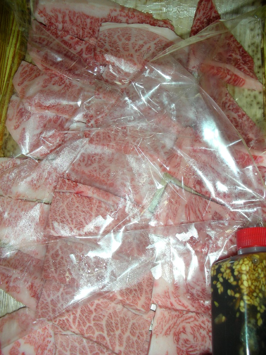 5年前に同人販売サイトのデジケットのご当地おいしいものプレゼントで松阪牛が当たったを写真に撮ってましたね。😉
人生初の松阪牛でした。
これは肉なのか?😮って位とろける肉でしたね～。😋

#唐突に5年前の写真を載せる見た人もやる 