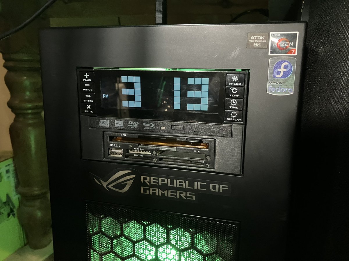 blanknam3d's tweet image. my PC is now fully mine #fedoralinux