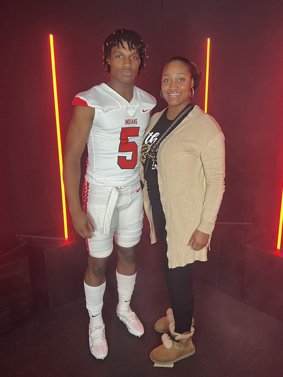 ethanminor84's tweet photo. Had a GREAT visit at ICC yesterday! Tribe looks good on me ⚪️🔴❕#AG2G @Coach_TMacon @KMO41AMN @CoachFordDC @CoachPPrice @coachkimberlin https://t.co/CJgHDqqg5S