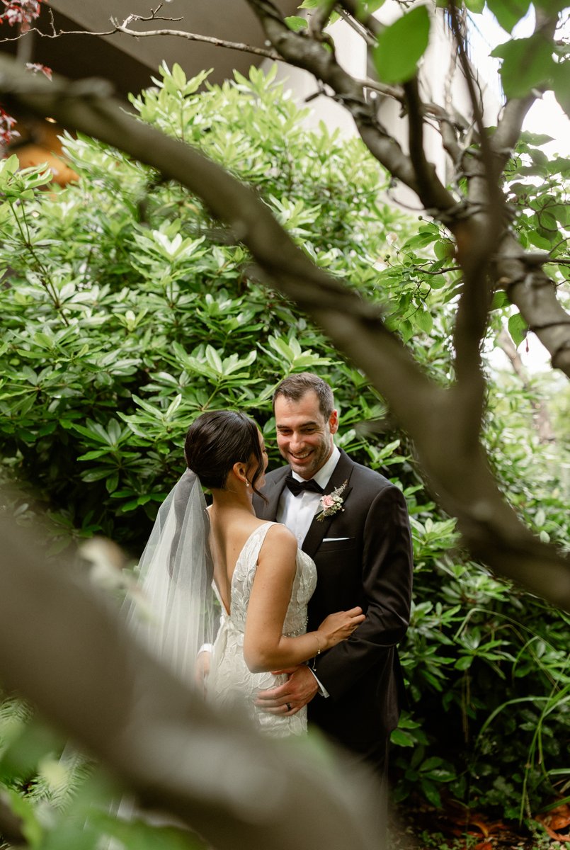 Book your wedding at The Westin Bayshore, Vancouver by January 31 and receive scrumptious complimentary extras, like canapés or sparkling toasts. E-mail bayshore.sales@westin.com to schedule a tour. #WeddingWednesday [📸: @michellechartrandphotography]
