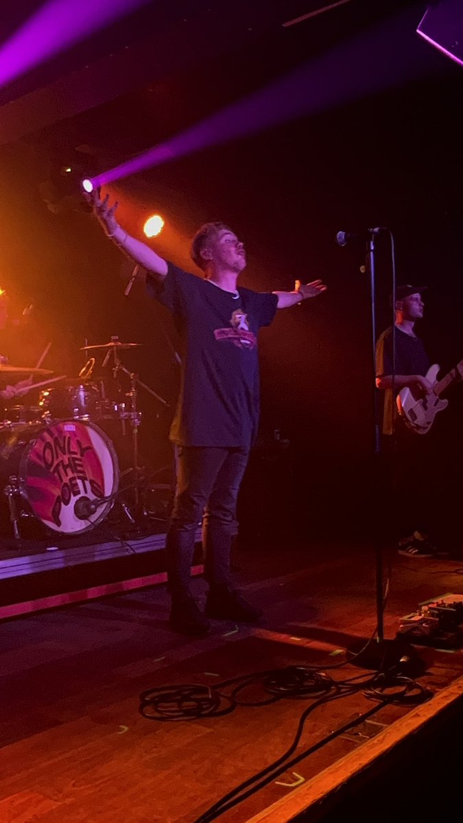 carollsdanvers's tweet photo. @onlythepoetsuk i dont think ill ever get over being barrier for manc and getting these pics tbh https://t.co/w5kRjYeMqB