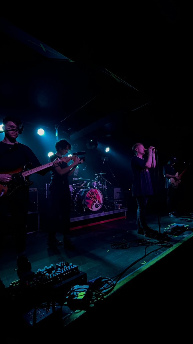 carollsdanvers's tweet photo. @onlythepoetsuk i dont think ill ever get over being barrier for manc and getting these pics tbh https://t.co/w5kRjYeMqB