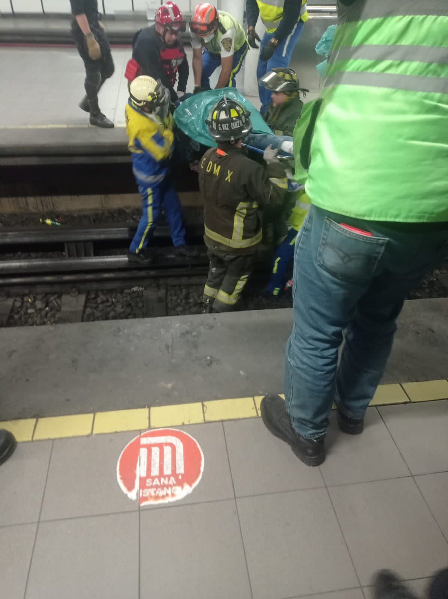 NotiAgencyCdmx's tweet photo. #ÚLTIMAHORA🚨| Mediante acoso judicial e intimidación, le exigen pago de 268,000 pesos a los familiares del suicida del #metro Bellas Artes, por “daño a las vías de comunicación”. Reciben visita de la Guardia Nacional, de agentes del ministerio público y la fiscalía de la CDMX 😠 https://t.co/SiQ7lxyuug