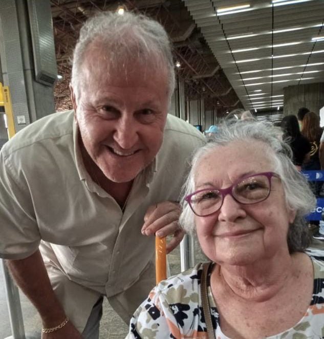 No aeroporto em Guarulhos, uma idosa de cadeira de rodas estava precisando de ajuda pra ser levada até a cabine de check-in, mas não havia nenhum funcionário.

Uma pessoa viu a situação e foi ajudar a senhora, levando-a ao guichê: Zico.

🗞 <a href="/PaparazzoRN/">paparazzorn</a> <a href="/bellexcosta/">Isabelle Costa</a>
📸 Reprodução