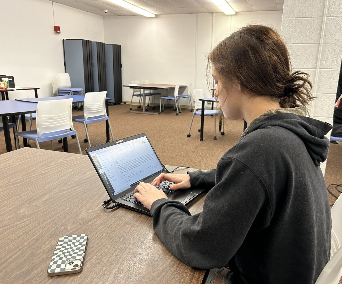 MiddletownOH's tweet photo. Meet 11th grader Aliana. She’s in the Early College Academy, a program that allows students to graduate with a high school diploma &amp; an associate degree for FREE. Her favorite part?: “There’s constantly people here to help you. No one wants to see you fail.” #MiddieRising https://t.co/RnQqyIfllN